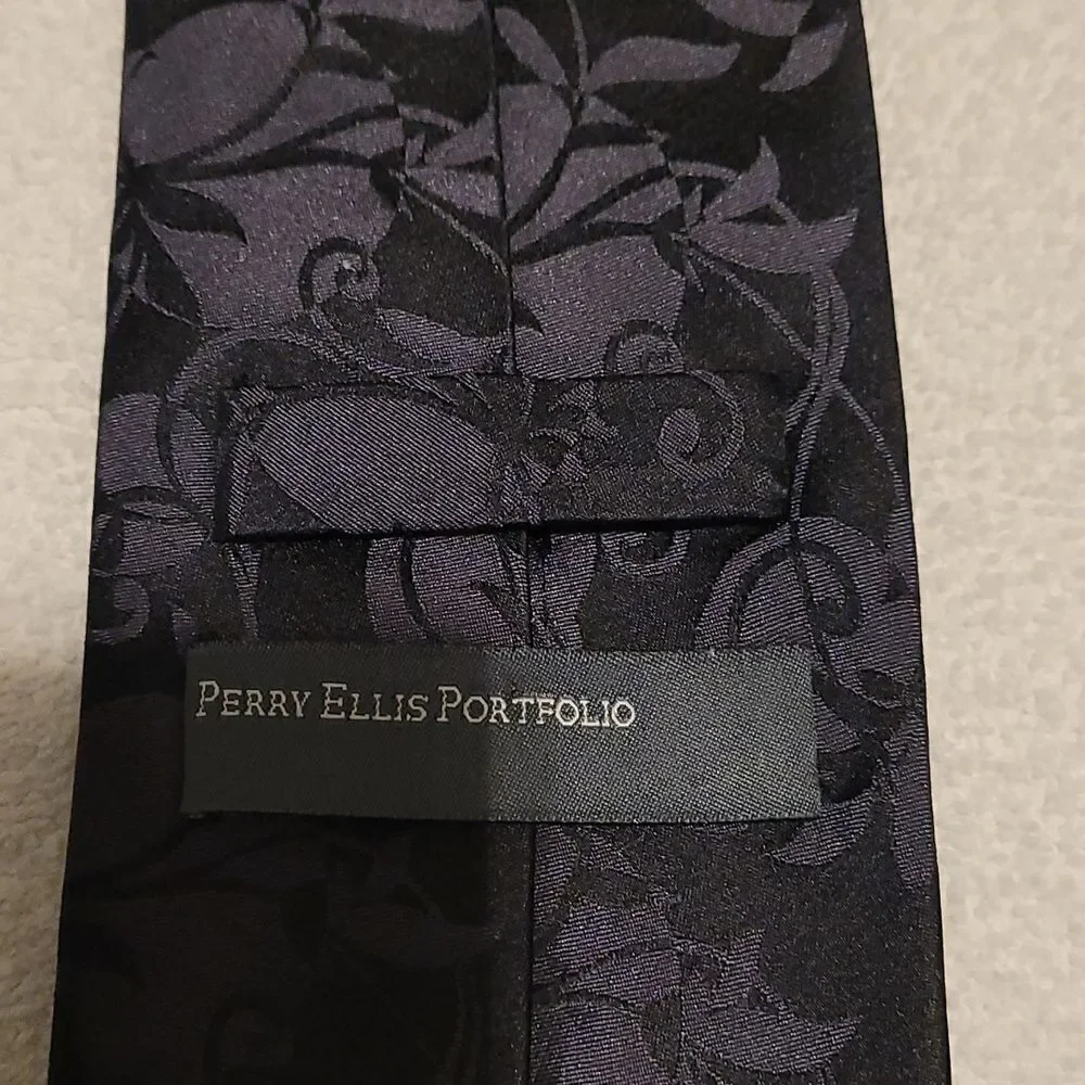 ‎Perry Ellis portfolio all silk black tie